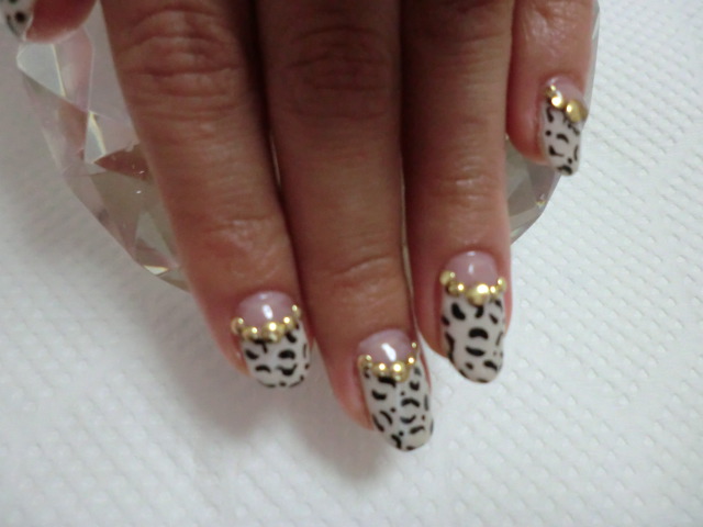 秋色アイボリーベースのヒョウ柄ネイル ネイル ルーム Vanilla