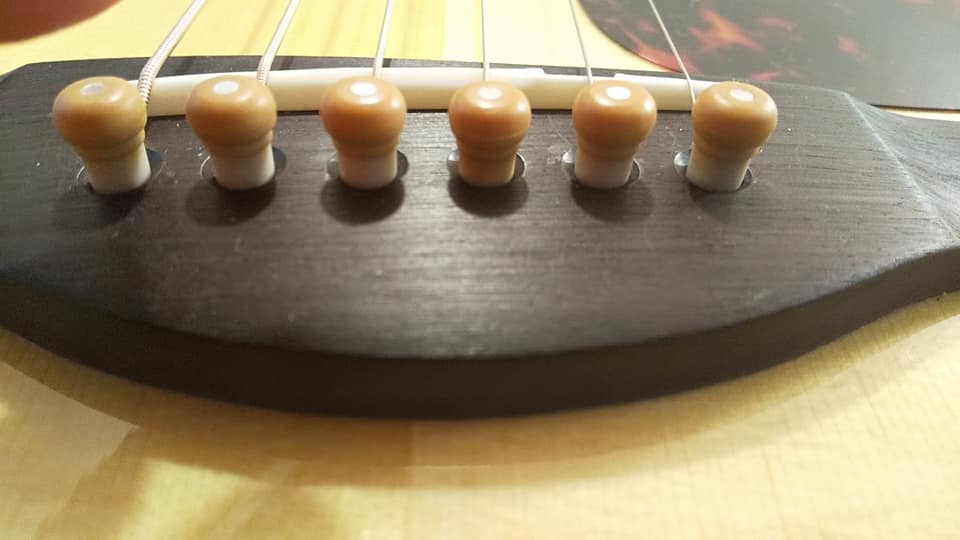 YAMAHA LL16D 黒ピックガードとアバロンブリッジピン YAMAHA LL16D 黒